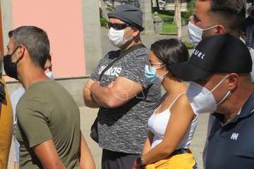 Protesta de los trabajadores del Paco Artiles y encuentro al aire libre con el alcalde en Arnao/TA.
